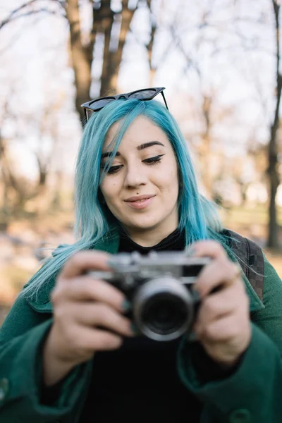 På fokus flicka hålla ut fokus vintage kamera — Stockfoto