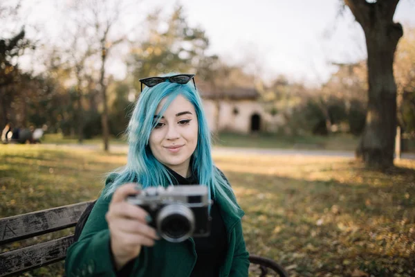 Όμορφο κορίτσι τραβάει φωτογραφίες στο πάρκο. — Φωτογραφία Αρχείου