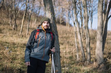 Gündüz vakti, dağ ekipmanları içinde bir adam.