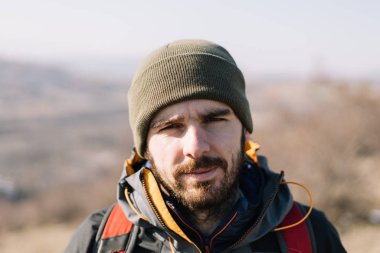 Yeşil şapkalı, sakallı bir gezginin yakın çekimi.