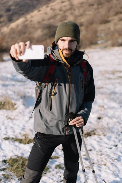 Hoge hoek uitzicht van wandelaar man het nemen van selfie — Stockfoto