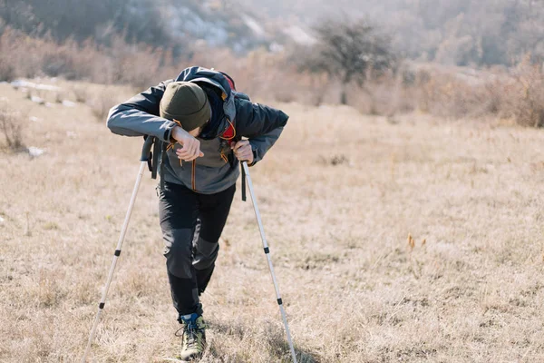 Wandelaar man is moe van het wandelen bergen — Stockfoto