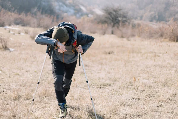 ハイカーの男はハイキングの山から疲れている — ストック写真