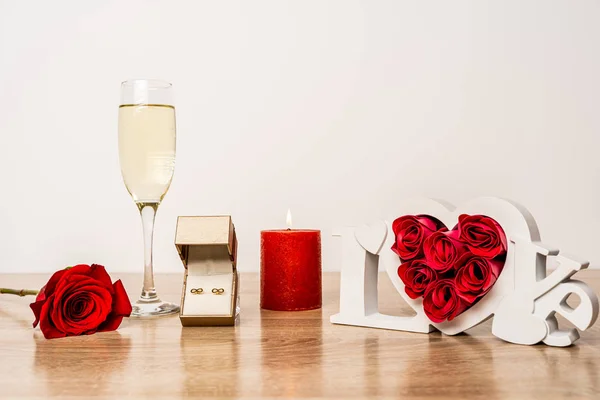 Romantische set voor Valentijnsdag met liefdesteken — Stockfoto