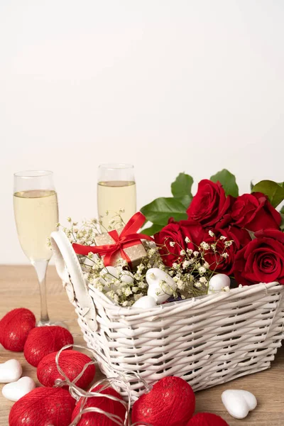 Cesta con decoración y regalo de San Valentín Imagen de stock