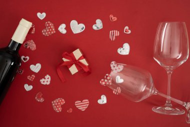 Kırmızı şarap şişesi ve hediye kutusu.