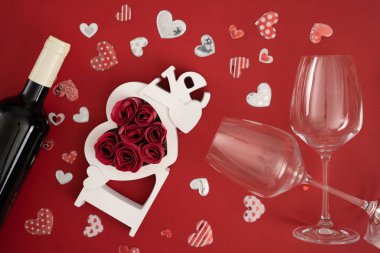 Güllü aşk işareti ve kadehli şarap şişesi