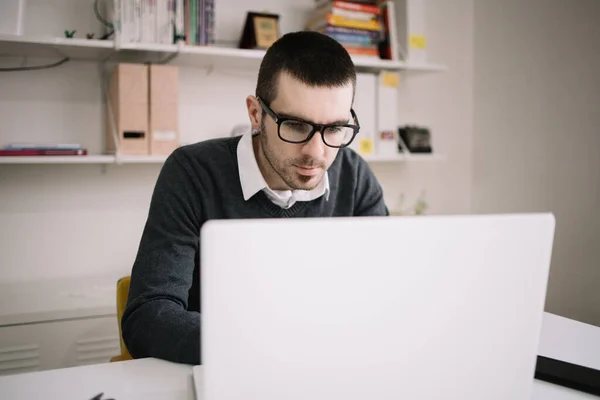 Empresario que trabaja en línea con el ordenador portátil en la oficina — Foto de Stock