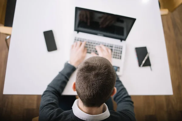 Urzędnik wpisujący na klawiaturze laptopa w biurze — Zdjęcie stockowe