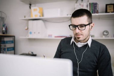 Kulaklıklı girişimci çevrimiçi konferansa katıldı