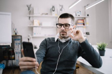 Erkek ofis çalışanı çalışma alanında dinleniyor..