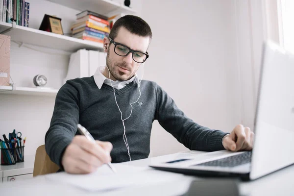 Trabajador de oficina con auriculares sentado en el escritorio — Foto de Stock
