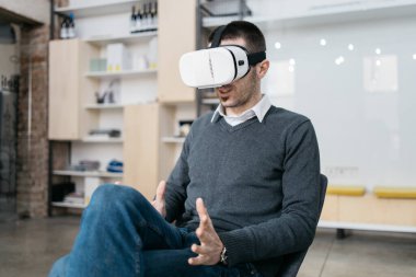 İş adamı sanal gerçeklik kulaklığını oyunlar için test ediyor