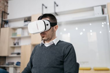 Sanal gerçeklik kulaklığı takan bir adamla yakınlaş.