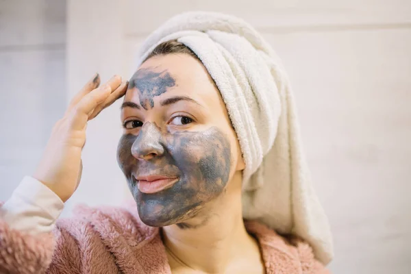 Mujer feliz frotando la máscara en su cara — Foto de Stock