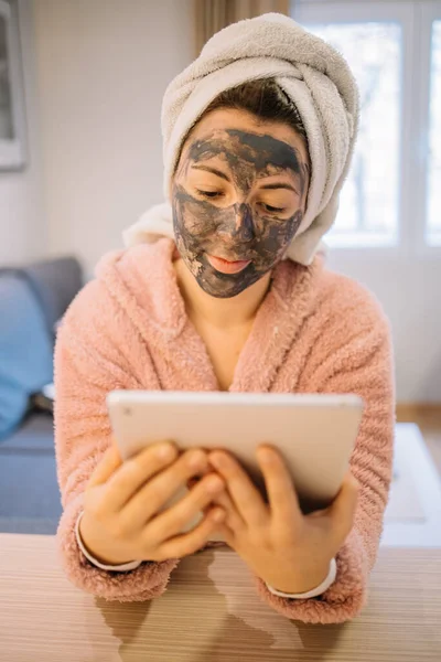 Mujer joven con turbante y albornoz rosa — Foto de Stock