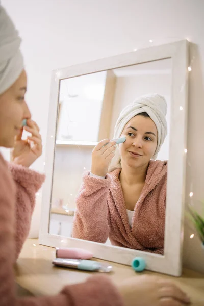 Mujer joven usando masajeador de arrugas antienvejecimiento — Foto de Stock