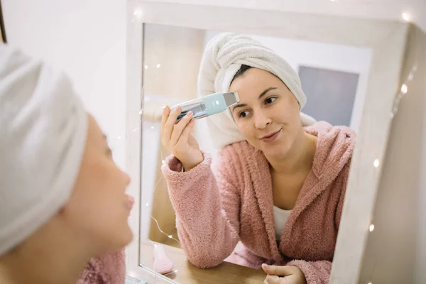 Chica haciendo procedimiento de limpieza profunda con ultrasonidos vibraciones masajeador — Foto de Stock