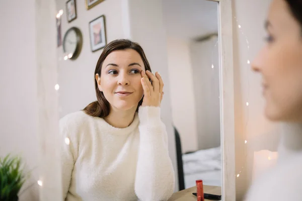 Reflejo de una mujer con maquillaje de blusa blanca — Foto de Stock