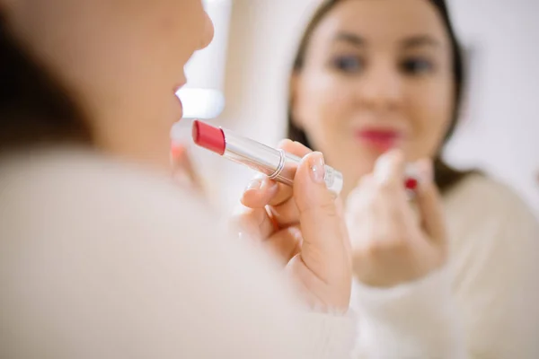 Bir kadının dudaklarının ve rujunun yakın görüntüsü