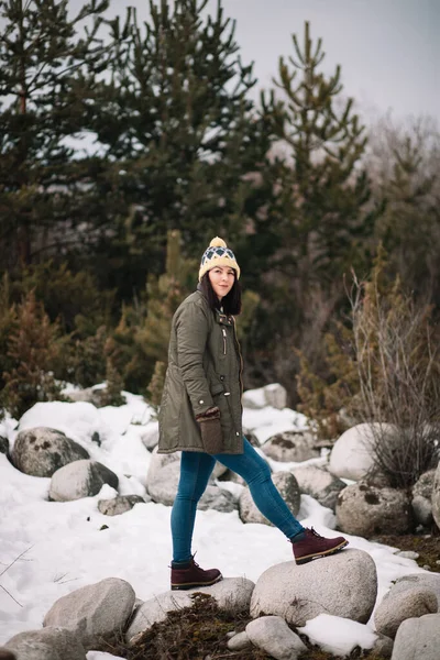 산속을 걷고 있는 관광객 소녀 — 스톡 사진