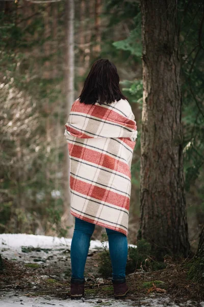 Žena se přikrývala dekou v lese — Stock fotografie