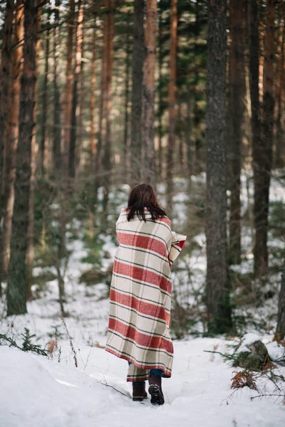 담요로 뒤덮인 여자의 뒷모습 — 스톡 사진