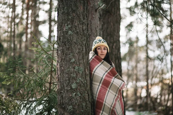 Girl covered with blanket leaning on tree — 스톡 사진