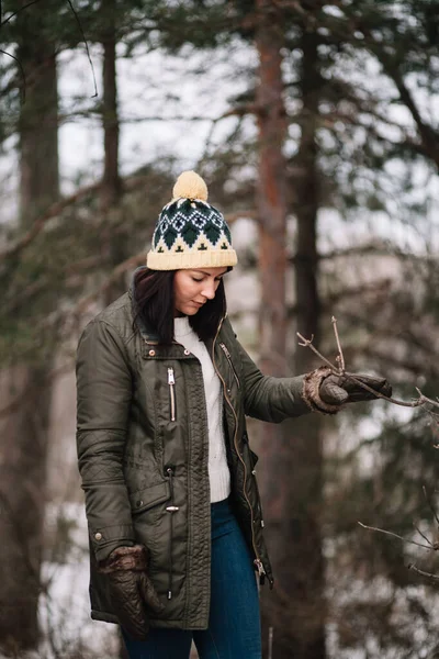 Young girl with hat relaxing in winter mountain — Stock fotografie