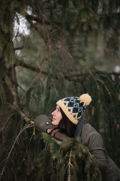 Donna appoggiata al ramo di un albero in natura — Foto Stock