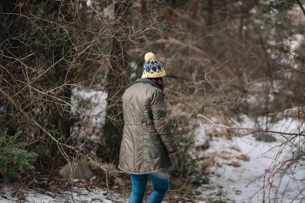 Tourist girl on snowy road in park — Stockfoto