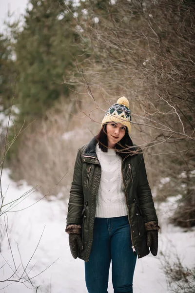 Portrait of a pretty girl in winter snowy forest — Stockfoto