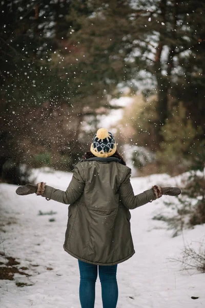 Назад жінка кидає сніг у повітря — стокове фото