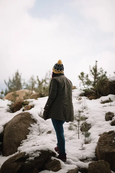 Дівчина стоїть на горі зі снігом — стокове фото