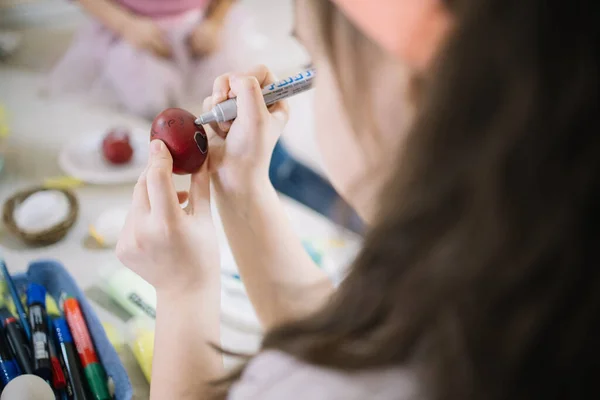 Menina cortada decoração ovo vermelho pintado para a Páscoa — Fotografia de Stock