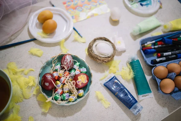 Top view of bowl with eggs and candies for Easter — Stockfoto