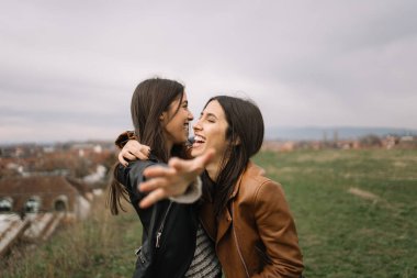 Bahar parkında sarılan güzel kızlar.