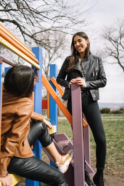 Улыбающиеся девочки, говорящие в детском парке — стоковое фото