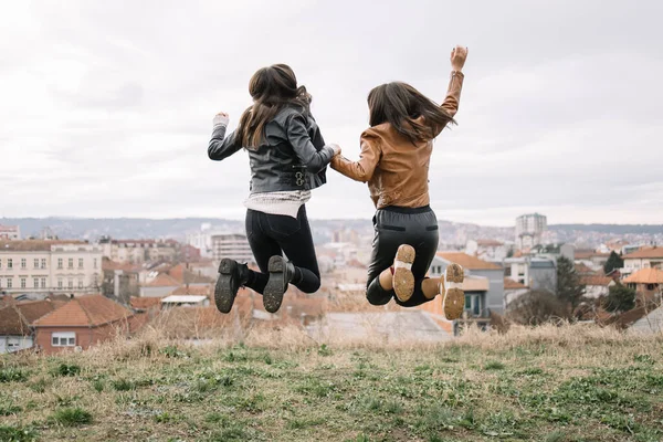 Podgląd dwóch dziewczyn w powietrzu z zapiętymi rękami — Zdjęcie stockowe