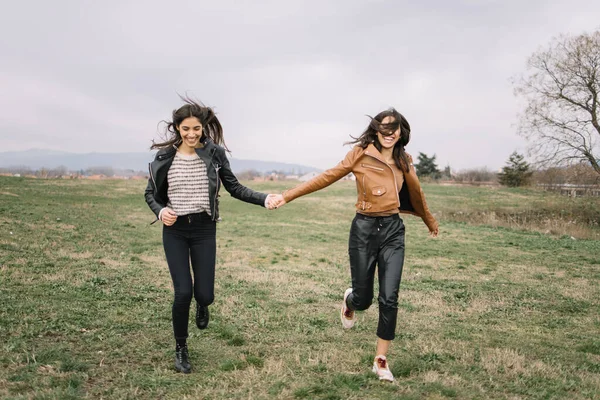 Meisjes rennen naar camera en hand in hand — Stockfoto