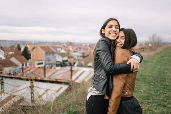 Портрет двух девушек, крепко обнимающихся — стоковое фото