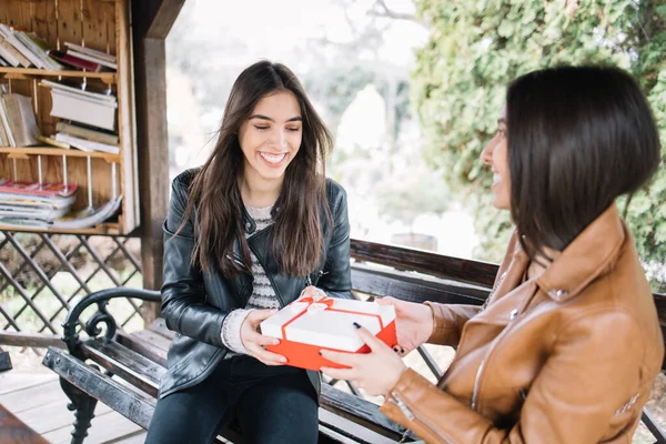 Jolie fille donnant un cadeau à son amie — Photo