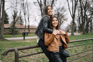 Kameraya sarılıp bakan kız kardeşlerin portresi.