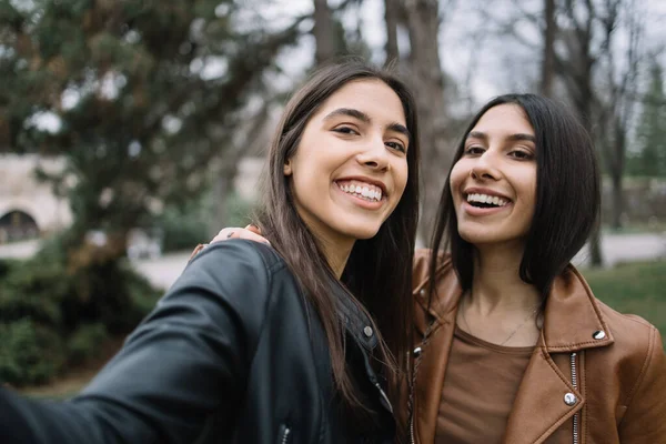 Selfie dwóch uśmiechniętych dziewczyn w przyrodzie — Zdjęcie stockowe