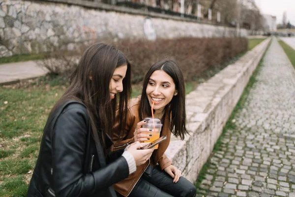 Glada flickor pratar med varandra på gatan — Stockfoto