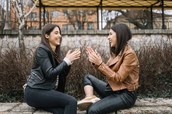 Tvillingsystrar har roligt på gatan under dagen — Stockfoto