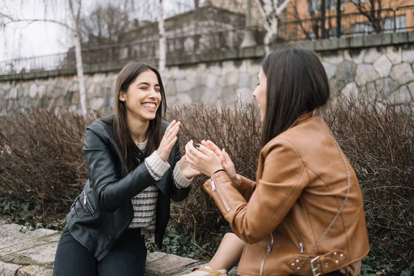 Kobiety klaskające dłońmi na ulicy i śmiejące się — Zdjęcie stockowe