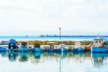 Geleneksel Yunan tekneleri Evia limanına yanaştı