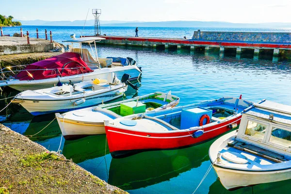 Coloridos barcos de pesca atracados en el puerto de Grecia — Foto de Stock