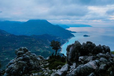 Adanın manzarası, dağlardan deniz ve kayalar